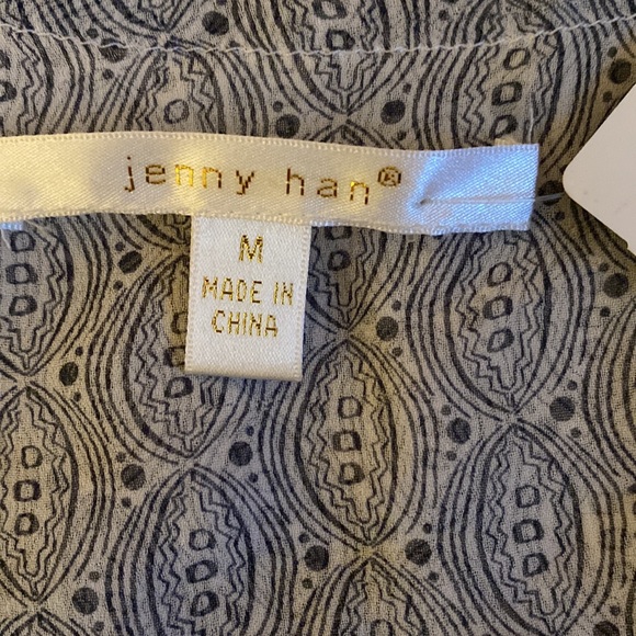 Gorgeous semi sheer top with lace detail - Picture 3 of 10